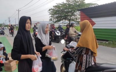 Berkah Ramadhan: Berbagi Takjil On The Road, Wujud Peduli SMP Muhammadiyah 2 Masaran